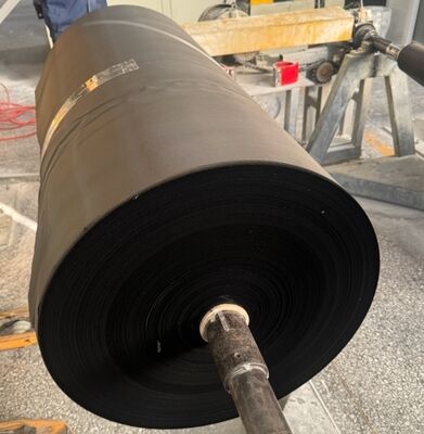 Tissu en fibre de verre teint en noir avec une excellente résistance aux produits chimiques et à l'usure